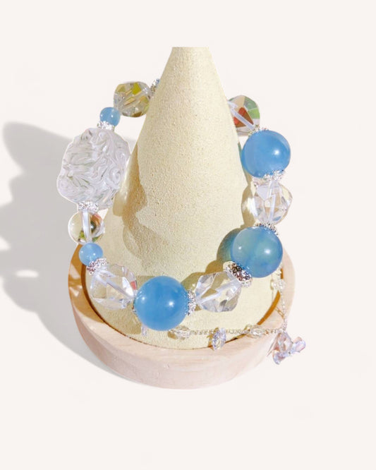 Aquamarine & White Quartz Bracelet for Protection & Clarity – A handcrafted crystal bracelet featuring deep blue aquamarine and white quartz beads, designed to enhance wisdom, emotional healing, and spiritual protection.